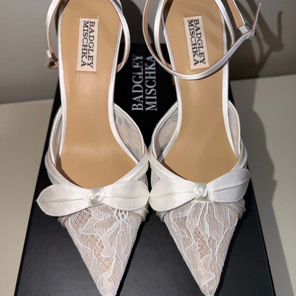 Badgley Mischka Ivory Lace Bow Slingback Heels NWOT - Picture 2 of 6